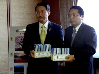 加藤元鳥取財務事務所長から平井知事へポストカード贈呈の様子