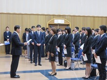 新規採用職員への辞令交付式1