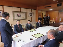 元旦ビューティ工業株式会社及び中国地区元旦会鳥取支部からの鳥取県中部地震の復興に係る寄附金贈呈式1