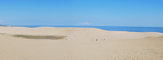 「馬の背」の風景－空、海、砂のコントラストが鮮やかです