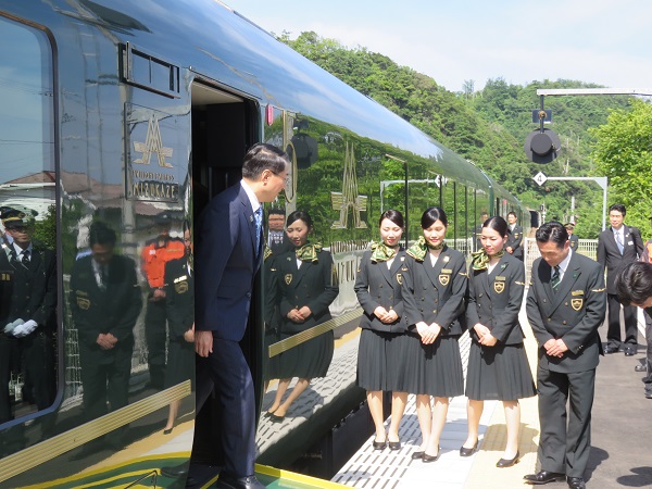 瑞風から下車する平井知事