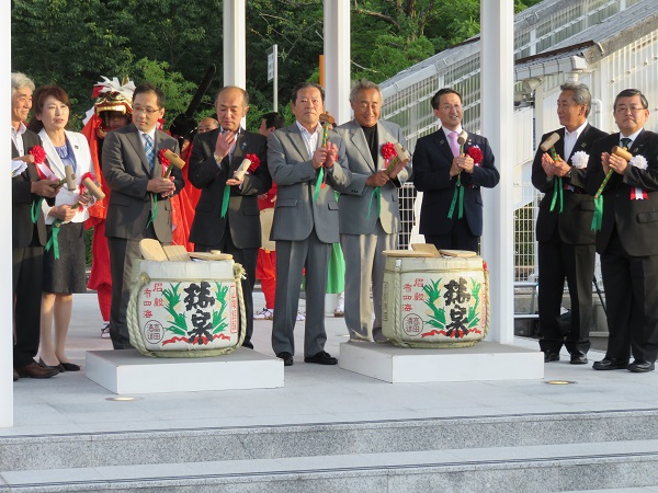 初来県記念の鏡割り