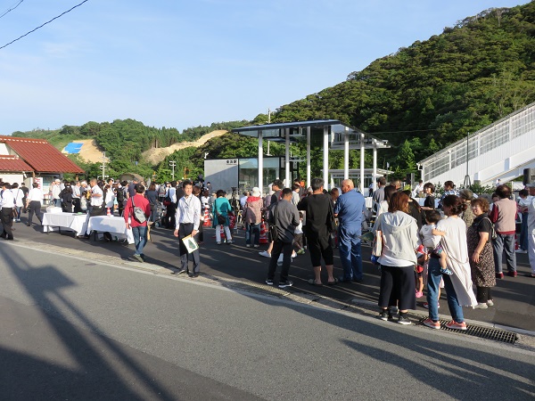 東浜駅は、大勢の人がお出迎え