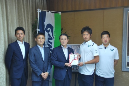 一般社団法人日本プロサッカー選手会の寄付金贈呈式の記念撮影