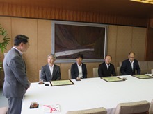 日本水産グループ会社からの鳥取県中部地震に係る寄附金贈呈式1