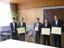 日本水産グループ会社からの鳥取県中部地震に係る寄附金贈呈式2