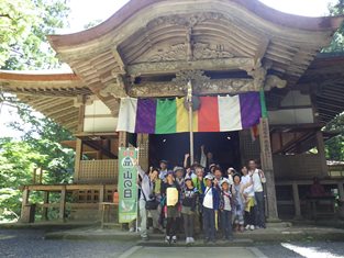 三佛寺本堂で記念写真