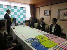 JA共済連鳥取による交通安全啓発用品贈呈式1