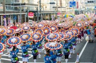 しゃんしゃん祭りの様子（引き）