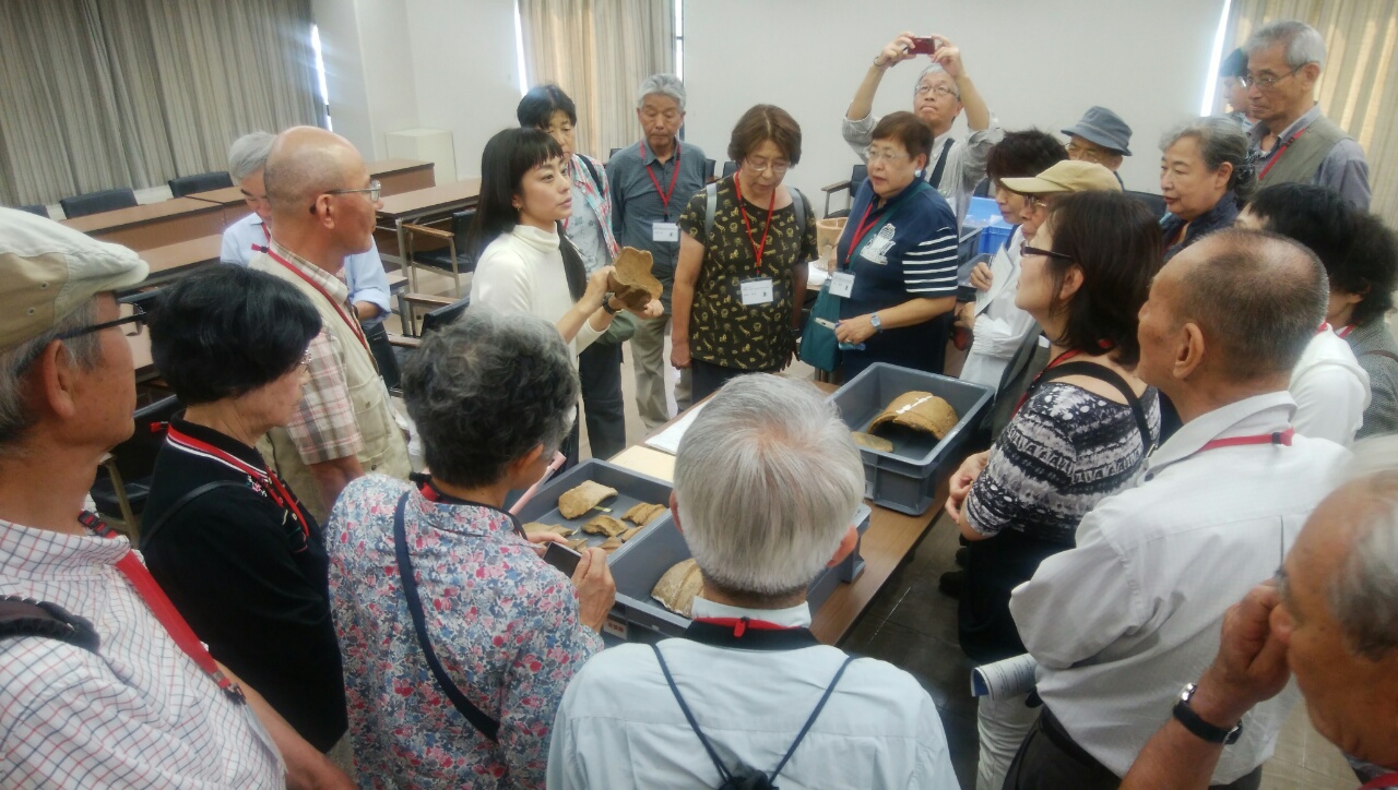 県立博物館で学芸員の説明を聞きながら出土品の見学。
