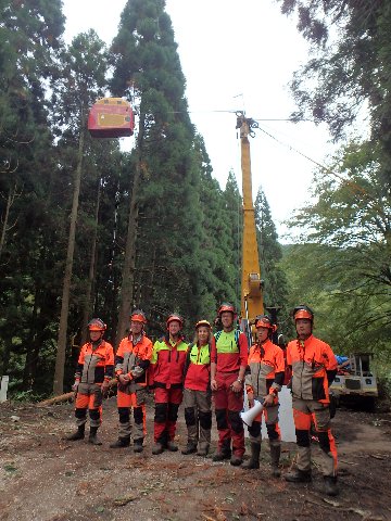 指導を受けた鳥取県中部森林組合のタワーヤーダー班