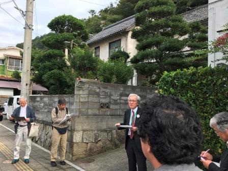 木谷館長による建物建設経緯と外観の説明の写真