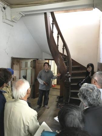 佐々木氏による螺旋階段部分の説明の写真