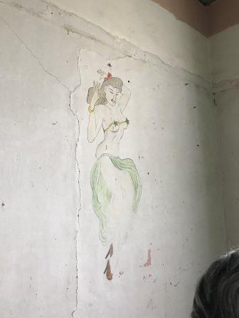 ダンスホールの壁に残る女性の絵の写真
