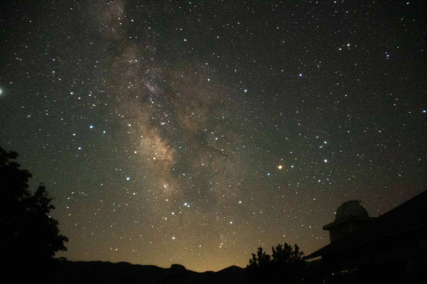 夏の天の川と佐治天文台