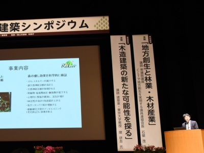 オフィス家具開発の経緯を説明する松本社長