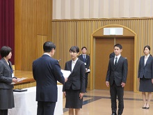 新規採用職員 への辞令交付式1