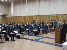新規採用職員 への辞令交付式2