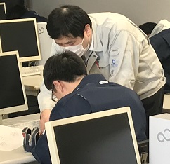１対１で指導中の写真