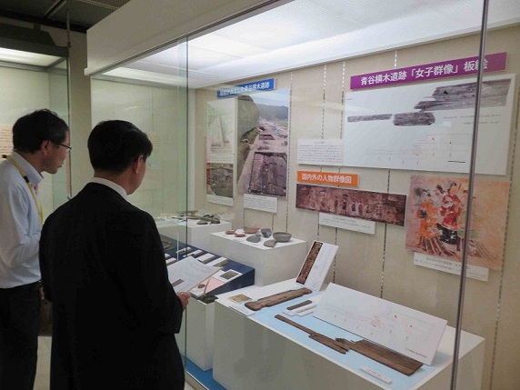 平井知事「歴史の窓」視察状況