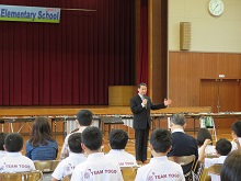 シンガポール旅行社ツアー客と鳥取市内小学校児童との交流会1