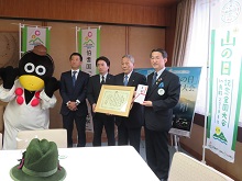 鳥取県漁業協同組合からの第3回「山の日」記念全国大会in鳥取実行委員会への協賛金贈呈式2