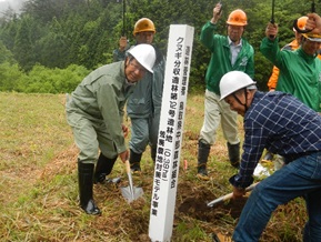 標柱設置（町長と地権者）