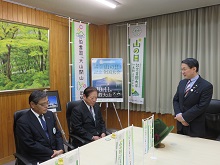 美保テクノス株式会社からの第3回「山の日」記念全国大会in鳥取実行委員会への協賛金贈呈式1