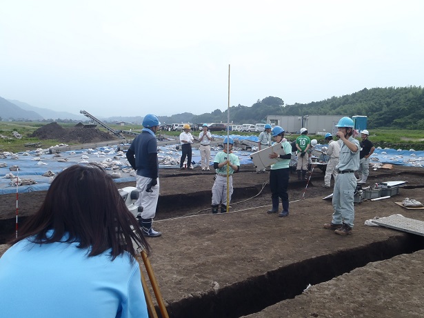 実地研修で測量の方法を学んでいるようす