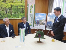 株式会社日新からの第3回「山の日」記念全国大会in鳥取実行委員会への協賛金贈呈式1