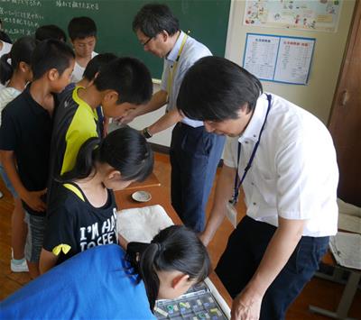 遺物を見学しているようす