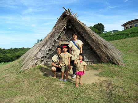 竪穴住居前で記念撮影