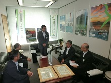 大建工業株式会社及び国土防災技術株式会社からの第3回 「山の日」記念全国大会in鳥取実行委員会への協賛物品贈呈式1