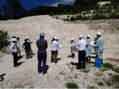 現地調査の様子の写真　落合建材