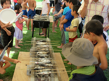 魚を炭火で焼く様子