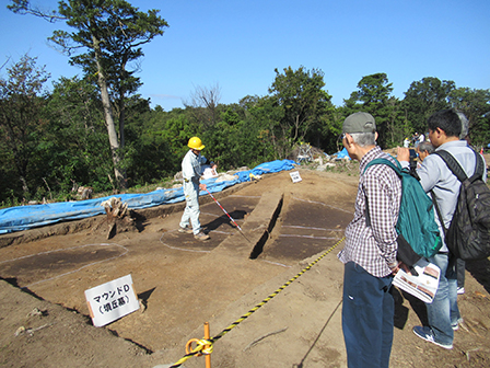 マウンド状地形で見つかった周溝を解説