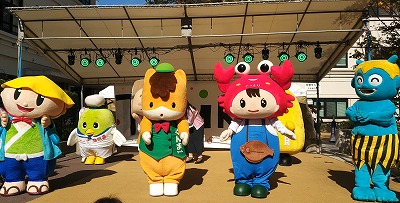 マスコットキャラクターのみんなと（前列真ん中がととリン、後列左がトリピー