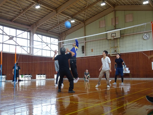 ソフトバレーの試合の様子