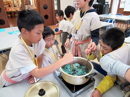 草木染め染め作業の様子