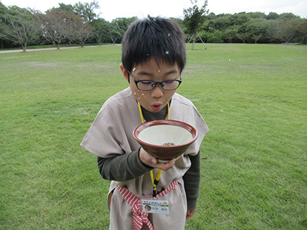 もみ殻を吹き飛ばす様子