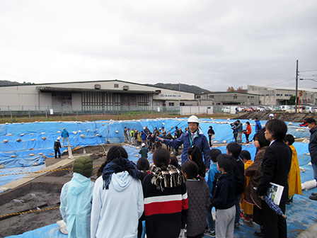 青谷上寺地遺跡の発掘調査現場の様子