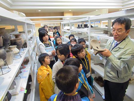 青谷上寺地遺跡出土品の見学