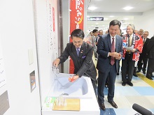 蟹のだし汁蛇口設置記念　蟹のだし汁で乾杯（カニぱい）式1