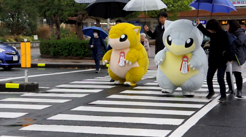 横断歩道を渡るサンドとアローラサンド