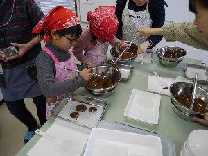 子供のチョコづくりの様子