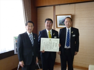 平井知事から原支店長様へ感謝状の授与