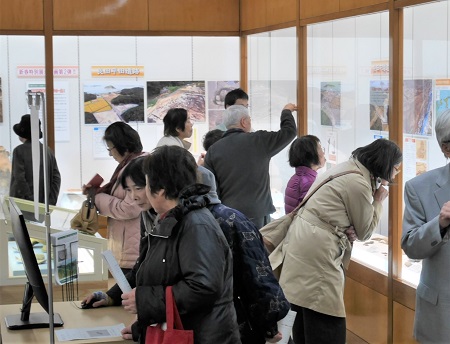 鹿野町郷土文化研究会の見学風景