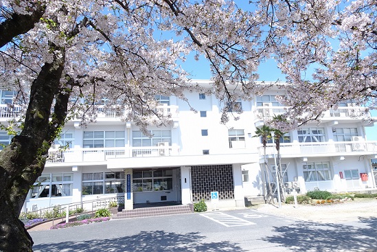 倉吉校正面玄関