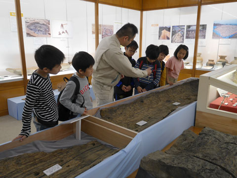 展示解説の様子