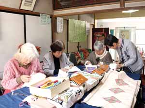 刺し子に取り組む様子